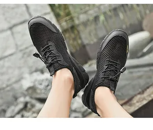 Gedetailleerd overzicht van ademende zwarte mesh outdoorschoenen voor heren met snelveters