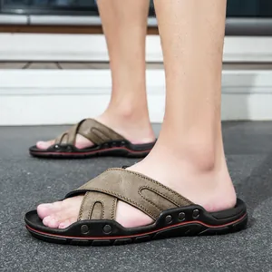Klassieke bruine heren strandsandalen van rundleer met kruisbandjes en klinknagels
