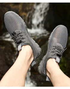 Gedetailleerd overzicht van ademende grijze mesh outdoorschoenen met elastische veters