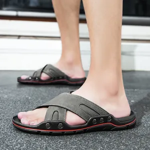 Leren heren strandsandalen met kruisbandontwerp en rode accentzool