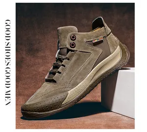 Close-up van bruine suède hoge outdoor werkschoenen voor heren met profielzool