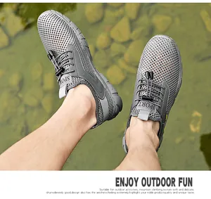 Dettaglio delle scarpe da esterno in rete grigia traspirante da uomo nell'acqua