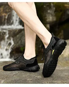 Detailopname van ademende mesh schoenen voor heren met veters op een rotsachtig pad