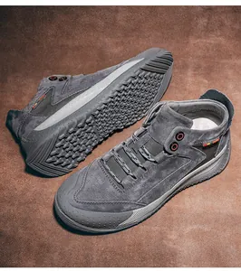 Detail van grijze heren high-top outdoor vrijetijdsschoenen van suède met robuuste zool