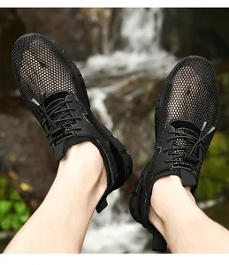 Gedetailleerde opname van ademende zwarte mesh outdoorschoenen voor heren met veters.