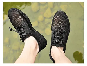 Scarpe da uomo in mesh nero traspirante con lacci regolabili e suole morbide e flessibili.