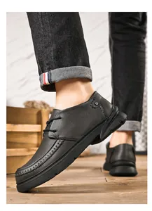 Detailweergave van zwarte leren herenschoenen met handgestikte dikke zolen voor comfort.