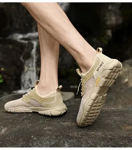 Dichtbij van ademende outdoor mesh schoenen voor heren in zandkleur met rubberen zolen