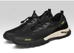 Dettaglio della tomaia in mesh nero traspirante delle scarpe sportive da uomo all'aperto