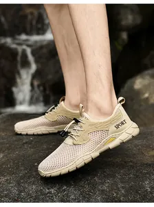 Ademende heren mesh sneakers met elastische veters getoond in een buitenomgeving bij waterval.