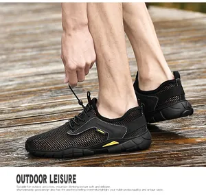 Dettaglio scarpe da uomo in mesh nero traspirante per attività all'aria aperta