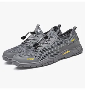 Detailopname van ademende grijze mesh outdoorschoenen voor heren met snelvetersluiting