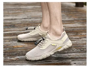 Dettaglio ravvicinato di scarpe da ginnastica in mesh traspirante da uomo con lacci