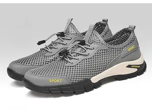 Vista dettagliata di scarpe sportive outdoor in rete grigia traspirante per uomo