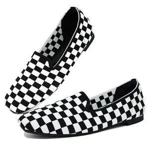 Dames instaploafers van fly-knit met klassiek zwart-wit schaakbordpatroon en ronde neus