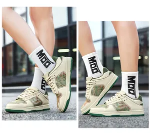 Λεπτομερής προβολή unisex κρεμ sneaker με πράσινες πινελιές και μοτίβα παραλλαγής
