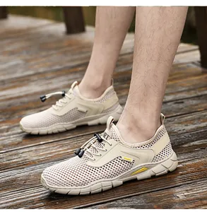 Vista dettagliata di sneaker da uomo in mesh traspirante con lacci elastici rapidi.