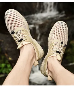 Gedetailleerd overzicht van ademende mesh herenschoenen voor buiten met elastische veters.