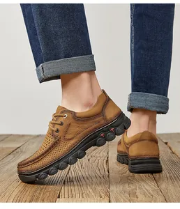Detailopname van bruine geperforeerde rundleer vrijetijdsschoenen op een model op hout.