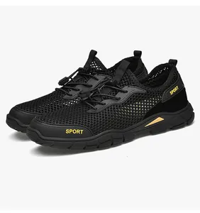 Detail van ademende zwarte mesh outdoor sneakers voor heren met SPORT tekst en veters