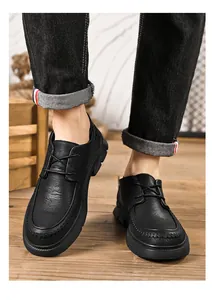 Detailopname van zwarte heren casual leren schoenen met dikke zolen en handgestikte details