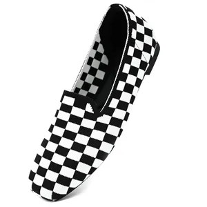 Klassieke zwart-wit geblokte loafers met ademend gebreid materiaal voor dames