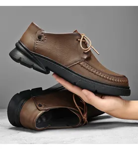 Close-up van handgestikte bruine lederen casual schoenen met stevige dikke zwarte zolen