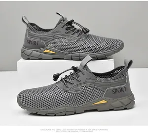 Detail van het ademende grijze mesh-materiaal en elastische veters van herenschoenen.