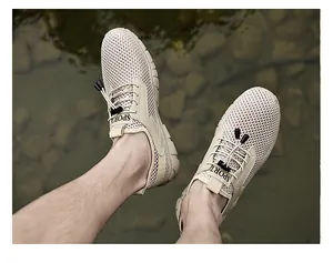 Vista dettagliata delle scarpe in rete beige da uomo, traspiranti con lacci elastici