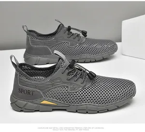Detailweergave van ademende grijze mesh outdoorschoenen met handige elastische veters