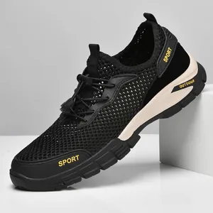 Sneakers da uomo in rete nera traspirante per esterno con dettagli gialli per il comfort estivo.