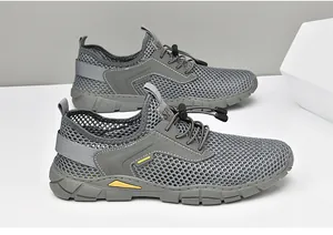 Primo piano di scarpe casual da uomo in rete grigia traspirante con lacci elastici.