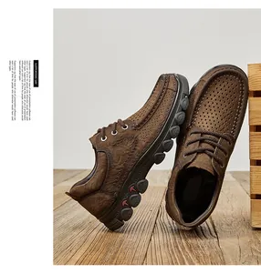 Detailopname van bruine geperforeerde echt lederen vrijetijdsschoenen voor heren op hout
