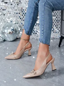 Primo piano di décolleté slingback beige effetto coccodrillo con fibbia e tacco svasato
