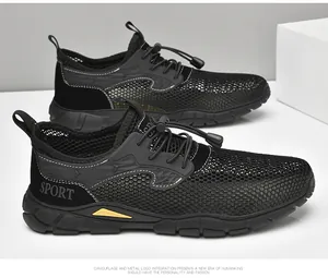 Zijaanzicht van ademende zwarte mesh-sneakers voor heren met een snelsluitingssysteem