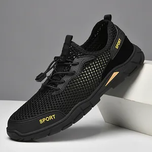Ademende zwarte mesh outdoorschoenen voor heren met zachte rubberen zolen en sportief design.