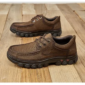 Detailoverzicht van ademende bruine echt leren casual outdoor wandelschoenen voor heren