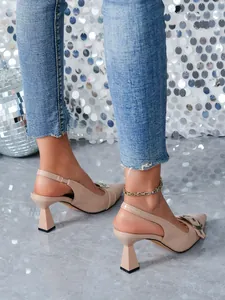 Eleganti décolleté slingback beige stampa coccodrillo con punta e fibbia in metallo