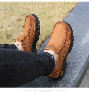 Primo piano di mocassini outdoor da uomo in pelle marrone con suola spessa e robusta
