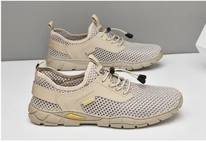 Dettaglio di scarpe da uomo in mesh traspirante beige con sistema di allacciatura elastica