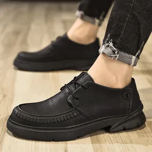 Casual zakelijke herenschoenen van leer met dikke zool en handgestikte details in zwart.