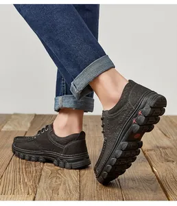 Detailopname van casual herenschoenen van leer met textuur op een houten vloer