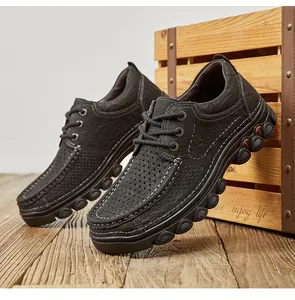 Detail van casual herenschoenen van geperforeerd leer met zachte en flexibele zool
