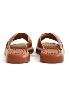 Rückansicht brauner Leder-Sandalen mit Kreuzriemen und dicker, gepolsterter Sohle