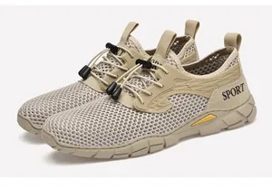 Detail van ademende beige mesh sportschoenen met verstelbare elastische veters