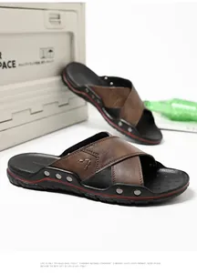 Luxe bruine leren heren sandalen met gekruiste bandjes en zilveren klinknagels