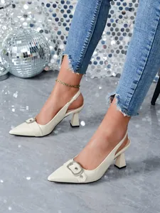Eleganti scarpe slingback bianco crema a punta con fibbia e tacco svasato spesso