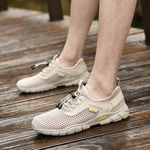Scarpe casual da uomo in rete beige con lacci elastici su ponte di legno