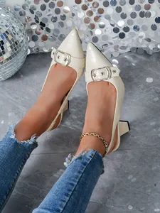 Dettaglio di scarpe con tacco beige, punta affusolata, fibbia quadrata e coccodrillo