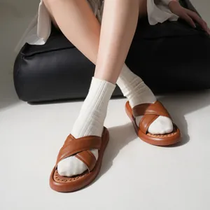 Modische braune Plateau-Sandalen mit Kreuzriemen und weichem Massagefußbett für Damen.